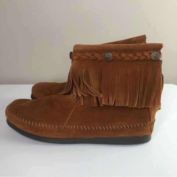 Minnetonka Women’s brown suede fringes high top moccasin booties 9 - Picture 1 of 8